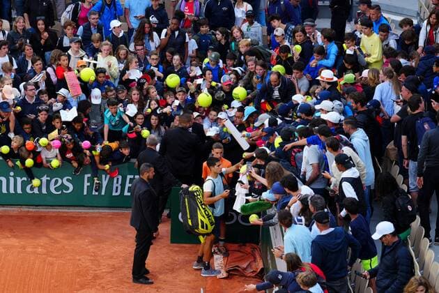 Sport Bilder des Tages Mandatory Credit: Photo by Javier Garcia Shutterstock (12954376ay) Autograph hunters clamour for a signature from Carlos Alcaraz after his five set win French Open Tennis, Day 4, Roland Garros, Paris, France - 25 May 2022 French Open Tennis, Day 4, Roland Garros, Paris, France - 25 May 2022  Copyright: xJavierxGarcia Shutterstockx 12954376ay