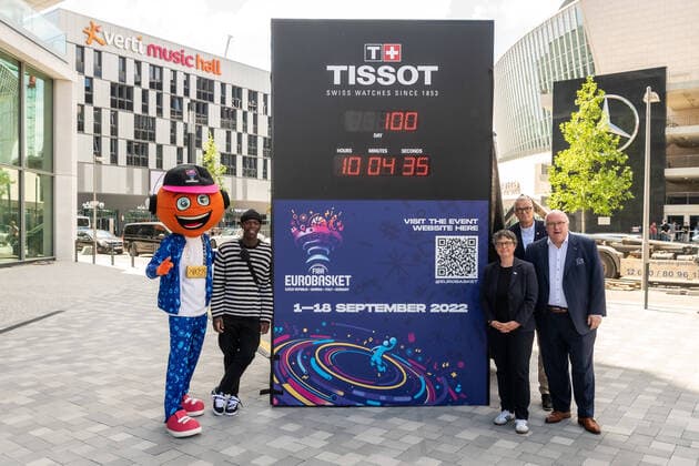 Basketball Berlin 25 05 2022 Eurobasket 2022 Only 100 days until the opening of the European Basketball Championship Unveiling of the countdown clock in front of the Mercedes Benz Arena Mascot Bounce Dennis Schröder Schroeder Germany, No 17 Schröder Schroder Dr Nicola Böcker Giannini State Secretary for Sports of the State of Berlin Stephan Herwig BBV President and LOC Chairman Berlin Ingo Weiss DBB President vlnr
