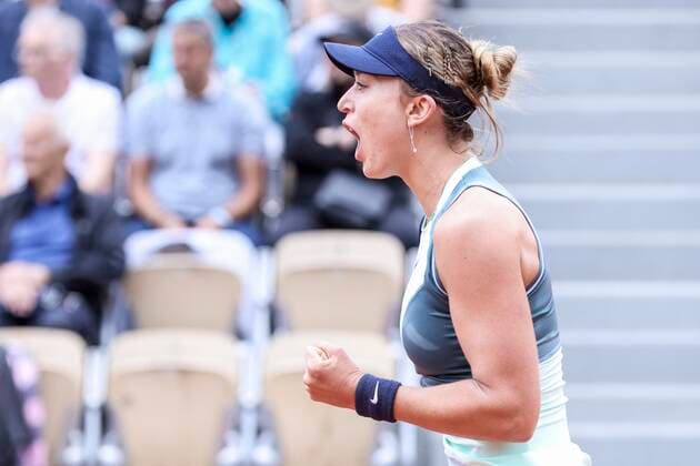 TENNIS - French Open 2022 PARIS,FRANCE,26.MAY.22 - TENNIS - WTA, Tennis Damen Tour, French Open, Roland Garros, Grand Slam. Image shows the rejoicing of Paula Badosa (ESP).  GEPAxpictures xPatrickxSteiner