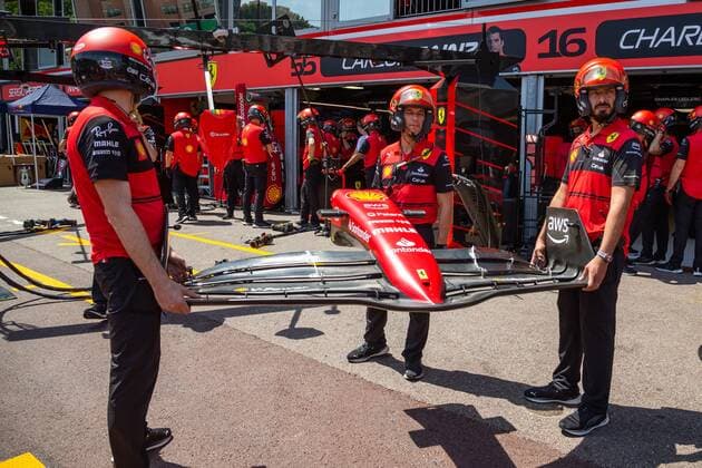 Ferrari mechanic with front wing, Monaco Grand Prix 2022, Motorsport, Formula 1, 26 05 2022 Monaco Grand Prix 2022, Motorsport, Formula 1, 26 05 2022 Copyright: xEibner-Pressefoto AlexanderxNeisx EP_ANS