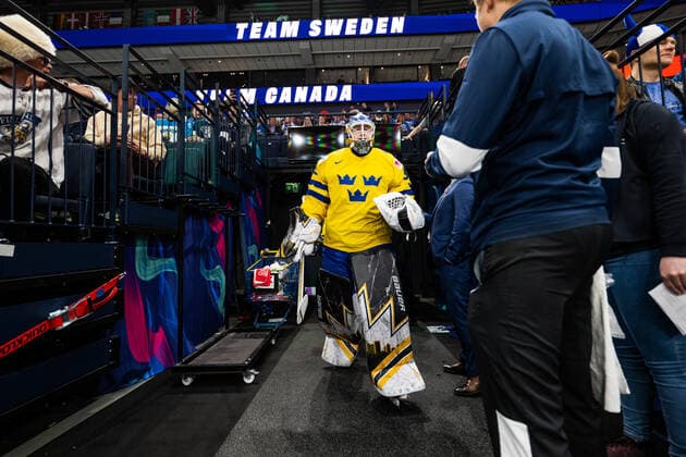 220526 goaltender Linus Ullmark of Sweden ahead of the 2022 IIHF Ice Hockey World Championship quarterfinal game between Sweden and Canada on May 26, 2022 in Tampere Photo Maxim Thore BILDBYRAN kod MT MT0402 ishockey ice hockey ishockey vm iihf ice hockey world championship sverige sweden kanada canada bbeng quarterfinal quarterfinal,  Copyright: MAXIMxTHORE BB220526MT032