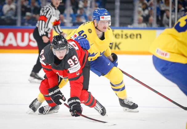 Kent Johnson 93, CAN and Carl Klingberg 48, SWE during the 2022 IIHF Ice hockey, Eishockey World Championship, WM, Weltmeisterschaft match between Sweden - Canada at the Nokia Arena on 26. May 2022 in Tampere, Finland. (Kalle Parkkinen Newspix24)  Copyright: xKallexParkkinenx np2426242101868