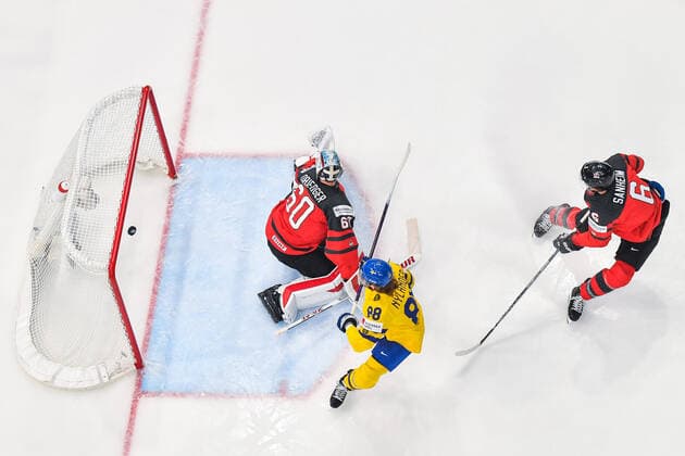 220526 William Nylander of Sweden scores 2 0 behind goaltender Chris Driedger of Canada during the 2022 IIHF Ice Hockey World Championship quarterfinal game between Sweden and Canada on May 26, 2022 in Tampere Photo Maxim Thore BILDBYRAN kod MT MT0402 ice hockey ice hockey ice hockey vm iihf ice hockey world championship sweden sweden canada canada bbeng quarterfinal quarterfinal,  Copyright: MAXIMxTHORE BB220526MT050