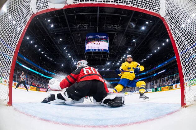 220526 William Nylander of Sweden scores the 2 0 goal behind Travis Sanheim of Canada during the 2022 IIHF Ice Hockey World Championship quarterfinal game between Sweden and Canada on May 26, 2022 in Tampere Photo Maxim ThorÃ BILDBYRAN kod MT MT0402 ice hockey ice hockey ice hockey vm iihf ice hockey world championship sweden sweden canada canada bbeng quarterfinal quarterfinal,  Copyright: MAXIMxTHORE BB220526MT052