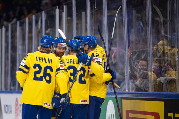 220526 William Nylander of Sweden celebrate with teammates afte4r the 2 0 goal during the 2022 IIHF Ice Hockey World Championship quarterfinal game between Sweden and Canada on May 26, 2022 in Tampere Photo Maxim ThorÃ BILDBYRAN kod MT MT0402 ishockey ice hockey ishockey vm iihf ice hockey world championship sverige sweden kanada canada bbeng kvartsfinal quarterfinal jubel,  Copyright: MAXIMxTHORE BB220526MT060