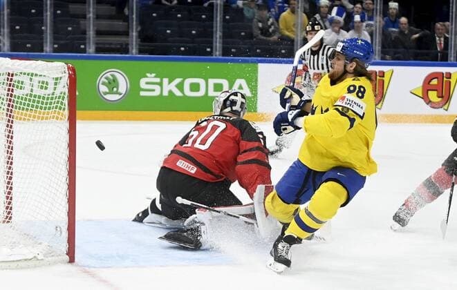 William Nylander of Sweden scores and goalkeeper Chris Driedger of Canada during the 2022 IIHF Ice hockey, Eishockey World Championships semi-final match between Sweden and Canada in Tampere on May 26, 2022. Tampere Finland LKLAPV20220526162949A499  Copyright: xVesaxMoilanenx