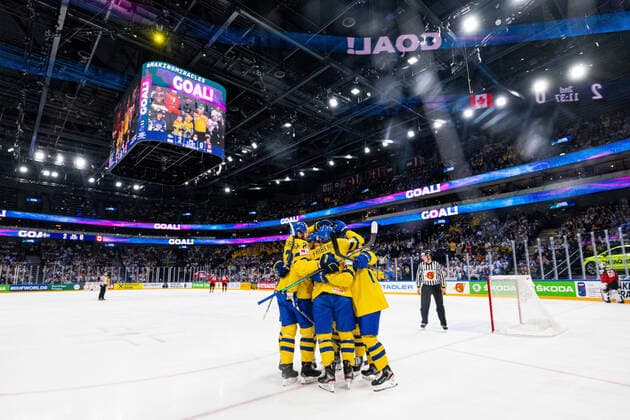 220526 Max Friberg of Sweden celebrates with team mates after scoring 3 0 during the 2022 IIHF Ice Hockey World Championship quarterfinal game between Sweden and Canada on May 26, 2022 in Tampere Photo Maxim Thore BILDBYRAN kod MT MT0402 ishockey ice hockey ishockey vm iihf ice hockey world championship sweden sweden canada canada bbeng quarterfinal quarterfinal cheer,  Copyright: MAXIMxTHORE BB220526MT067