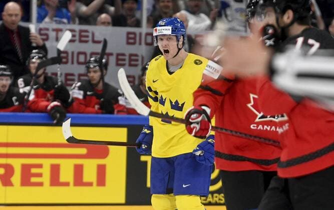 Carl Klingberg of Sweden celebrates a goal and Josh Anderson and Adam Lowry of Canada (right) during the 2022 IIHF Ice hockey, Eishockey World Championships semi-final match between Sweden and Canada in Tampere on May 26, 2022. Tampere Finland LKLAPV20220526162211T348  Copyright: xVesaxMoilanenx
