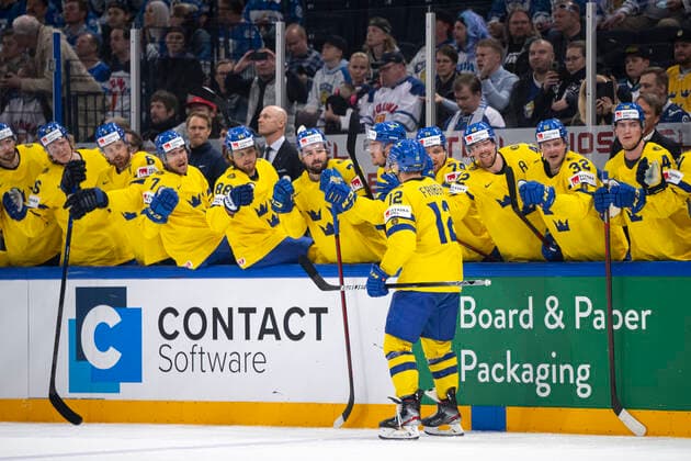 220526 Max Friberg of Sweden celebrate after the 3 0 goal during the 2022 IIHF Ice Hockey World Championship quarterfinal game between Sweden and Canada on May 26, 2022 in Tampere Photo Maxim ThorÃ BILDBYRAN kod MT MT0402 ishockey ice hockey ishockey vm iihf ice hockey world championship sverige sweden canada canada bbeng quarterfinal quarterfinal cheer,  Copyright: MAXIMxTHORE BB220526MT079