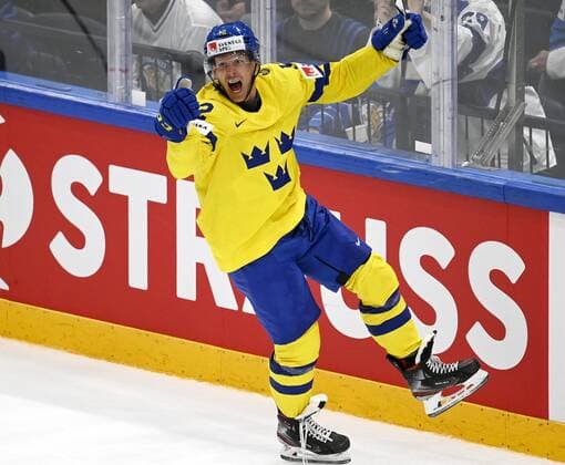 Max Friberg of Sweden celebrates a goal during the 2022 IIHF Ice hockey, Eishockey World Championships semi-final match between Sweden and Canada in Tampere on May 26, 2022. Tampere Finland LKLAPV20220526172426Y832  Copyright: xVesaxMoilanenx