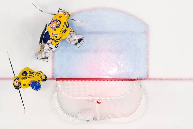 220526 Erik Gustafsson and goaltender Linus Ullmark of Sweden look dejected after Ryan Graves of Canada not pictured scored 3 1 during the 2022 IIHF Ice Hockey World Championship quarterfinal game between Sweden and Canada on May 26, 2022 in Tampere Photo Maxim Thore BILDBYRAN kod MT MT0402 ishockey ice hockey ishockey vm iihf ice hockey world championship sverige sweden kanada canada bbeng kvartsfinal quarterfinal depp,  Copyright: MAXIMxTHORE BB220526MT086