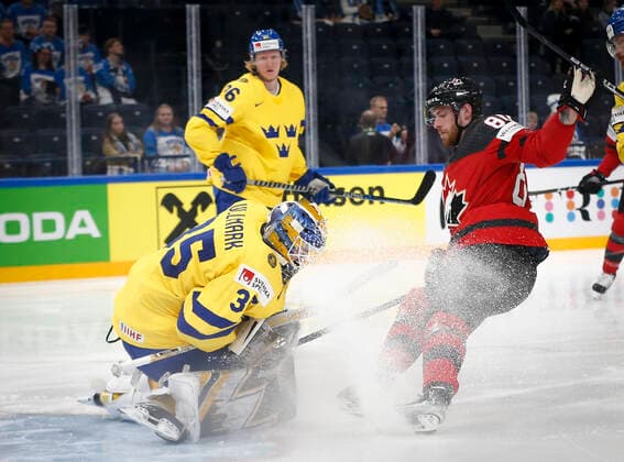 Linus Ullmark 35, SWE and Pierre-Luc Dubois 80, CAN during the 2022 IIHF Ice hockey, Eishockey World Championship, WM, Weltmeisterschaft match between Sweden - Canada at the Nokia Arena on 26. May 2022 in Tampere, Finland. (Kalle Parkkinen Newspix24)  Copyright: xKallexParkkinenx np2426070801887