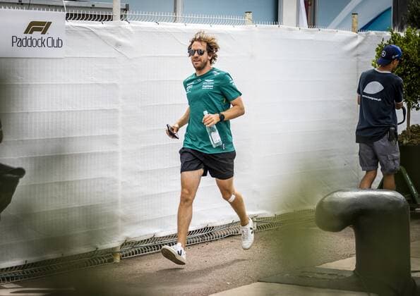 2022 05 26 15 57 04 MONTE CARLO Sebastian Vettel Aston Martin runs through the paddock on the Thursday prior to the Monaco Formula 1 Grand Prix The seventh race weekend of this season in Formula 1 starts in the narrow streets of Monaco ANP REMKO DE WAAL netherlands out belgium out MONTE CARLO xVIxxIVx 449339515 originalFilename: 0159972420st.jpg