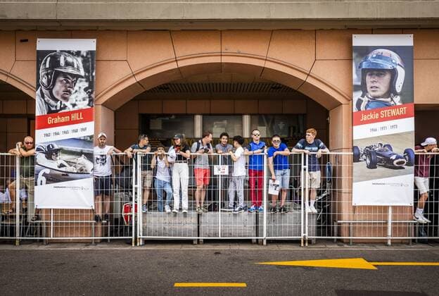 2022 05 26 15 17 17 MONTE CARLO Fans try to catch a glimpse of the drivers in the paddock on the Thursday leading up to the Formula 1 Monaco Grand Prix The seventh race weekend of this season in Formula 1 starts in the narrow streets of Monaco ANP REMKO DE WAAL netherlands out belgium out MONTE CARLO xVIxxIVx 449339516 originalFilename: 0159972455st.jpg