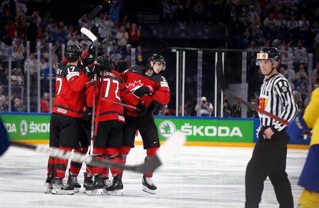 Canada players celebrating goal Ryan Graves 33, CAN during the 2022 IIHF Ice hockey, Eishockey World Championship, WM, Weltmeisterschaft match between Sweden - Canada at the Nokia Arena on 26. May 2022 in Tampere, Finland. (Kalle Parkkinen Newspix24)  Copyright: xKallexParkkinenx np2426092401884