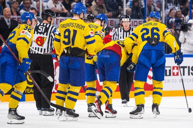 220526 Emil Bemström of Sweden receives help off the ice from Rasmus Dahlin during the 2022 IIHF Ice Hockey World Championship quarterfinal game between Sweden and Canada on May 26, 2022 in Tampere Photo Maxim Thore BILDBYRAN kod MT MT0402 ice hockey ice hockey ice hockey vm iihf ice hockey world championship sweden sweden canada canada bbeng quarterfinal quarterfinal injury,  Copyright: MAXIMxTHORE BB220526MT087