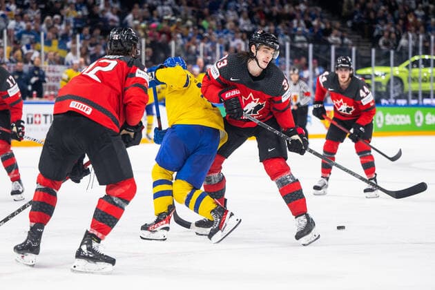 220526 Emil Bemström of Sweden and Ryan Graves of Canada during the 2022 IIHF Ice Hockey World Championship quarterfinal game between Sweden and Canada on May 26, 2022 in Tampere Photo Maxim Thore BILDBYRAN kod MT MT0402 ishockey ice hockey ishockey vm iihf ice hockey world championship sverige sweden canada canada bbeng quarterfinal quarterfinal,  Copyright: MAXIMxTHORE BB220526MT089