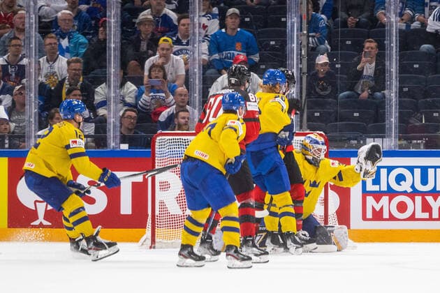 220526 goaltender Linus Ullmark of Sweden saves a shot during the 2022 IIHF Ice Hockey World Championship quarterfinal game between Sweden and Canada on May 26, 2022 in Tampere Photo Maxim Thore BILDBYRAN kod MT MT0402 ishockey ice hockey ishockey vm iihf ice hockey world championship sverige sweden kanada canada bbeng quarterfinal quarterfinal,  Copyright: MAXIMxTHORE BB220526MT090