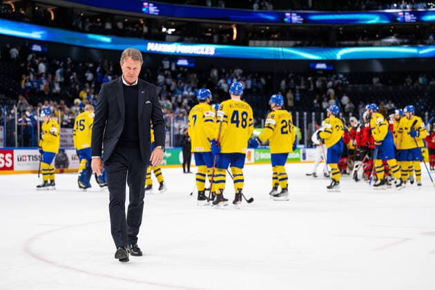 220526 head coach Johan Garpenlöv of Sweden looks dejected after the 2022 IIHF Ice Hockey World Championship quarterfinal game between Sweden and Canada on May 26, 2022 in Tampere Photo Maxim Thore BILDBYRAN kod MT MT0402 ishockey ice hockey ishockey vm iihf ice hockey world championship sverige sweden kanada canada bbeng quarterfinal quarterfinal depp,  Copyright: MAXIMxTHORE BB220526MT094