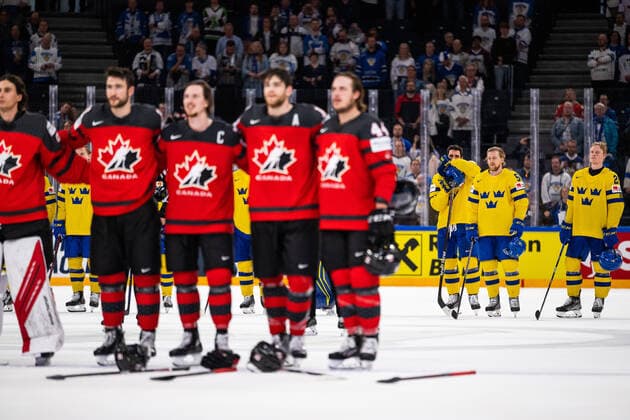 220526 Players of Sweden looks dejected after the 2022 IIHF Ice Hockey World Championship quarterfinal game between Sweden and Canada on May 26, 2022 in Tampere Photo Maxim Thore BILDBYRAN kod MT MT0402 ice hockey ice hockey ice hockey vm iihf ice hockey world championship sweden sweden canada canada bbeng quarter final quarterfinal depp,  Copyright: MAXIMxTHORE BB220526MT095