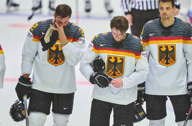 Bilder des Jahres 2022, Sport 05 Mai Sport Themen der Woche KW21 Sport Bilder des Tages DEB team disappointed Matthias Plachta Nr.22 of Germany Marc MICHAELIS Nr.65 of Germany Kai Wissmann, Nr. 6 of Germany after the match GERMANY - CZECH REPUBLIC 1-4 IIHF Ice hockey, Eishockey World Championship, WM, Weltmeisterschaft Quarter final in Helsinki, Finland, May 26, 2022, Season 2021 2022