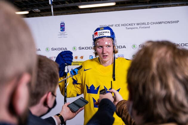 220526 Rasmus Dahlin of Sweden is interviewed after the 2022 IIHF Ice Hockey World Championship quarterfinal game between Sweden and Canada on May 26, 2022 in Tampere Photo Maxim Thore BILDBYRAN kod MT MT0402 ishockey ice hockey ishockey vm iihf ice hockey world championship sverige sweden kanada canada bbeng quarterfinal quarterfinal,  Copyright: MAXIMxTHORE BB220526MT099