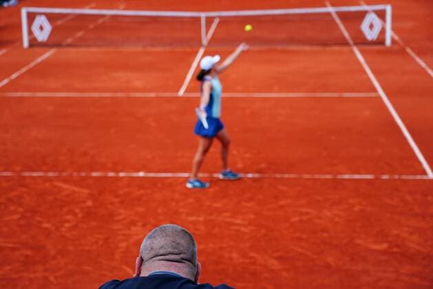 Mandatory Credit: Photo by Javier Garcia Shutterstock (12958166x) A man watches Iga Swiatek serve during her second round match French Open Tennis, Day 5, Roland Garros, Paris, France - 26 May 2022 French Open Tennis, Day 5, Roland Garros, Paris, France - 26 May 2022  Copyright: xJavierxGarcia Shutterstockx 12958166x
