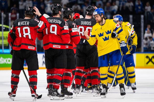 220526 William Nylander of Sweden looks dejected after the 2022 IIHF Ice Hockey World Championship quarterfinal game between Sweden and Canada on May 26, 2022 in Tampere Photo Maxim Thore BILDBYRAN kod MT MT0402 ishockey ice hockey ishockey vm iihf ice hockey world championship sverige sweden kanada canada bbeng quarterfinal quarterfinal depp,  Copyright: MAXIMxTHORE BB220526MT102