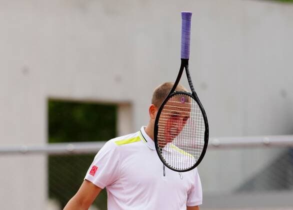 Mandatory Credit: Photo by Dave Shopland Shutterstock (12958165ca) Great Britain s Dan Evans bounces his racket on the court during his second round match French Open Tennis, Day 5, Roland Garros, Paris, France - 26 May 2022 French Open Tennis, Day 5, Roland Garros, Paris, France - 26 May 2022  Copyright: xDavexShopland Shutterstockx 12958165ca