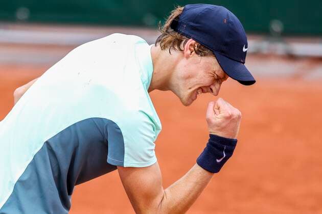 TENNIS - French Open 2022 PARIS,FRANCE,26.MAY.22 - TENNIS - ATP, Tennis Herren World Tour, French Open, Roland Garros, Grand Slam. Image shows the rejoicing of Jannik Sinner (ITA).  GEPAxpictures xPatrickxSteiner