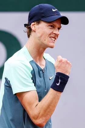 TENNIS - French Open 2022 PARIS,FRANCE,26.MAY.22 - TENNIS - ATP, Tennis Herren World Tour, French Open, Roland Garros, Grand Slam. Image shows the rejoicing of Jannik Sinner (ITA).  GEPAxpictures xPatrickxSteiner