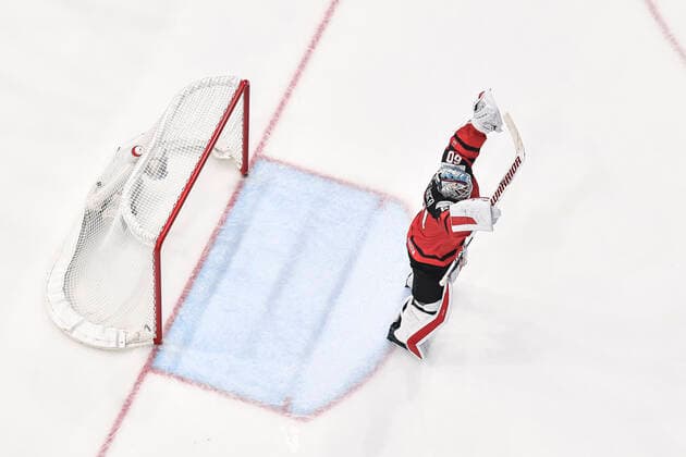 220526 Goaltender Chris Driedger of Canada celebrates the 3 4 goal during the 2022 IIHF Ice Hockey World Championship quarterfinal game between Sweden and Canada on May 26, 2022 in Tampere Photo Maxim ThorÃ BILDBYRAN kod MT MT0402 ishockey ice hockey ishockey vm iihf ice hockey world championship sverige sweden canada canada bbeng quarterfinal quarterfinal cheer,  Copyright: MAXIMxTHORE BB220526MT156