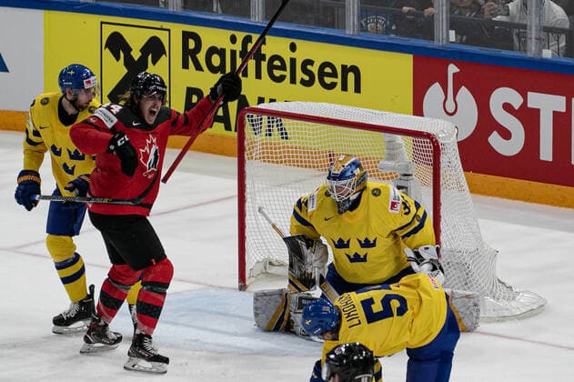 Eishockey, WM, Schweden - Kanada May 26, 2022, Tampere, Finland: Tampere, Finland, Nokia Arena, May 26, 2022, ULLMARK Linus(Sweden) during IIHF Ice hockey, Eishockey World Championship, WM, Weltmeisterschaft - Quarterfinals - Sweden vs Canada - Ice Hockey. Ice Hockey - IIHF Ice Hockey World Championship - Quarterfinals - Sweden vs Canada, Tampere, Finland - ZUMAl164 20220526_zsa_l164_268 Copyright: xAndreaxRex