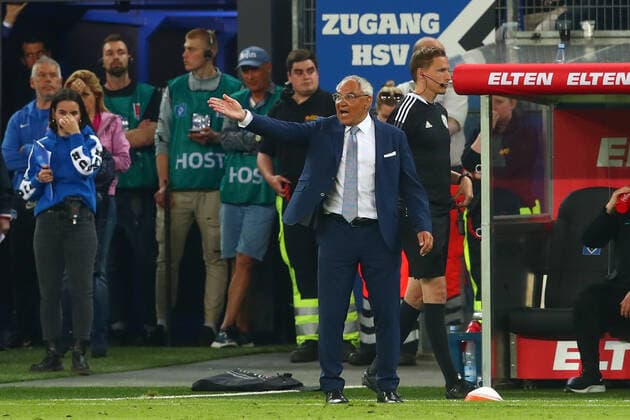 23 05 2022, xtgx, football relegation 1 Bundesliga, Hamburger SV Hertha BSC Berlin emspor, v l Felix Magath Hertha, coach gives instructions, gestures with arms, gesticulate, gives instructions DFL DFB REGULATIONS PROHIBIT ANY USE OF PHOTOGRAPHS AS IMAGE SEQUENCES AND OR QUASI VIDEO Hamburg