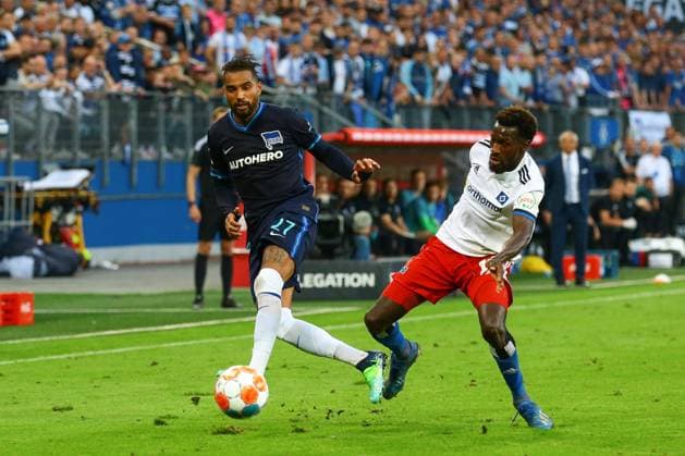 23 05 2022, xtgx, football relegation 1 Bundesliga, Hamburger SV Hertha BSC Berlin emspor, v l Lucas Tousart Hertha, 29 , Bakery Jatta HSV, 18 duel, duel, fight, tackle DFL DFB REGULATES PROHIBIT ANY USE OF PHOTOGRAPHS as IMAGE SEQUENCES and or QUASI VIDEO Hamburg