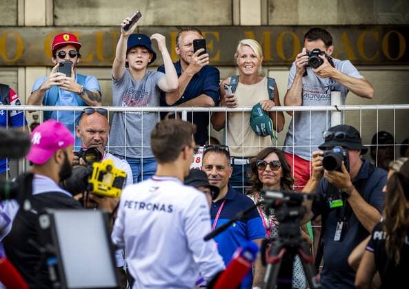 MONTE CARLO Fans call out to George Russell Mercedes ahead of the 1st practice session for the F1 Grand Prix of Monaco at Circuit de Monaco on May 27, 2022 in Monte Carlo, Monaco REMKO DE WAAL F1 Grand Prix of Monaco practice 1 2022 xVIxANPxSportx xxANPxIVx 449382773 originalFilename: 449382773.jpg