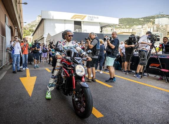 MONTE CARLO Lewis Hamilton Mercedes on his motorcycle in the paddock prior to practice 1 for the F1 Grand Prix of Monaco at Circuit de Monaco on May 27, 2022 in Monte Carlo, Monaco REMKO DE WAAL F1 Grand Prix of Monaco practice 1 2022 xVIxANPxSportx xxANPxIVx 449382790 originalFilename: 449382790.jpg