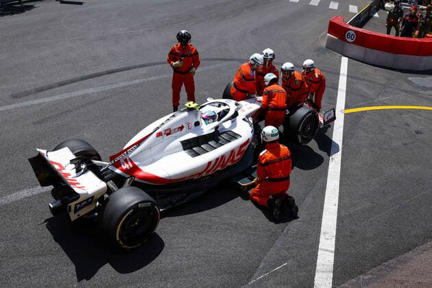 47 SCHUMACHER Mick (ger), Haas F1 Team VF-22 Ferrari, red flag during the Formula 1 Grand Prix de Monaco 2022, 7th round of the 2022 FIA Formula One World Championship, WM, Weltmeisterschaft on the Circuit de Monaco, from May 27 to 29, 2022 in Monte-Carlo, Monaco - F1 - MONACO GRAND PRIX 2022 DPPI Panoramic  00122018__DE_2880.JPG_
