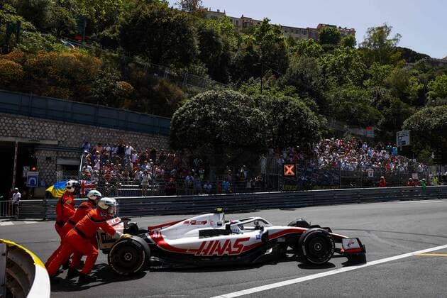 47 SCHUMACHER Mick (ger), Haas F1 Team VF-22 Ferrari, red flag during the Formula 1 Grand Prix de Monaco 2022, 7th round of the 2022 FIA Formula One World Championship, WM, Weltmeisterschaft on the Circuit de Monaco, from May 27 to 29, 2022 in Monte-Carlo, Monaco - F1 - MONACO GRAND PRIX 2022 DPPI Panoramic  00122018__DE_2875.JPG_