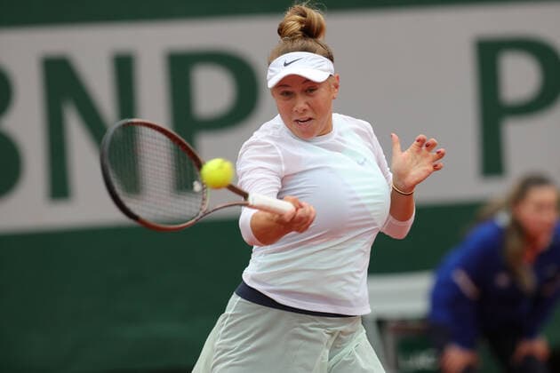 27th May 2022; Roland Garros, Paris, France: French Open Tennis tournament: Amanda Anisimova (USA) returns a forehand to Karolina Muchova (CZE)  ActionPlus12393116 JonxBromley