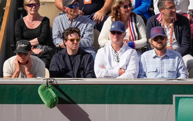 Mandatory Credit: Photo by Dave Shopland Shutterstock (12958850ac) Actor Woody Harrelson left and Owen Wilson right watch Rafa Nadal match French Open Tennis, Day 6, Roland Garros, Paris, France - 27 May 2022 French Open Tennis, Day 6, Roland Garros, Paris, France - 27 May 2022  Copyright: xDavexShopland Shutterstockx 12958850ac
