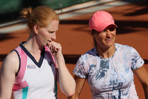 Belgian Alison Van Uytvanck and Romanian Monica Niculescu pictured at a tennis match between Belgian Van Uytvanck and Romanian Niculescu versus US Gauff and US Pegula, in the second round of the women s doubles at the Roland Garros French Open tennis tournament, in Paris, France, Friday 27 May 2022. This year s tournament takes place from 22 May to 5 June. BENOITxDOPPAGNE  x35556397x