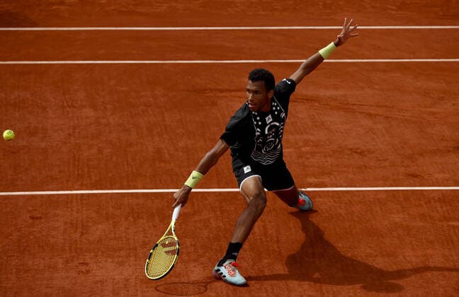 Mandatory Credit: Photo by Ella Ling Shutterstock (12956278dc) Felix Auger Aliassime of Canada in action French Open Tennis, Day 6, Roland Garros, Paris, France - 27 May 2022 French Open Tennis, Day 6, Roland Garros, Paris, France - 27 May 2022  Copyright: xEllaxLing Shutterstockx 12956278dc