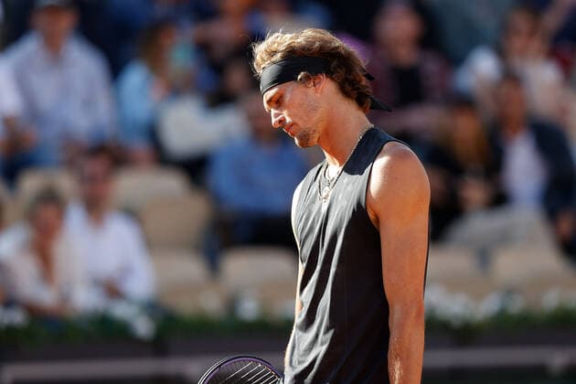 27 05 2022, Tennis, French Open 2022 Roland Garros, FRA, Paris, Roland Garros v li Alexander Zverev GER disappointed, disappointed looking, dissapointed, sad, frustrated, frustrated tennis, French Open 2022 Roland Garros Paris Copyright: xBeckerxEibner-Pressefotox EP_hec