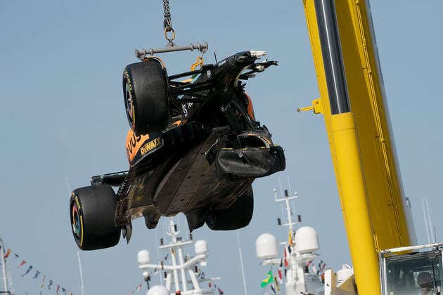 FORMULA 1 GRAND PRIX DE MONACO 2022 27 05 2022, Monaco Circuit, Monte Carlo, FORMULA 1 GRAND PRIX DE MONACO 2022 , in the picture The broken car of Daniel Ricciardo AUS , McLaren F1 Team is recovered with a crane nordphotoxGmbHx xBratic nph00250