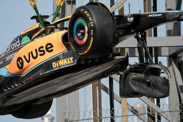 FORMULA 1 GRAND PRIX DE MONACO 2022 27 05 2022, Monaco Circuit, Monte Carlo, FORMULA 1 GRAND PRIX DE MONACO 2022 , in the picture The broken car of Daniel Ricciardo AUS , McLaren F1 Team is recovered with a crane nordphotoxGmbHx xBratic nph00250