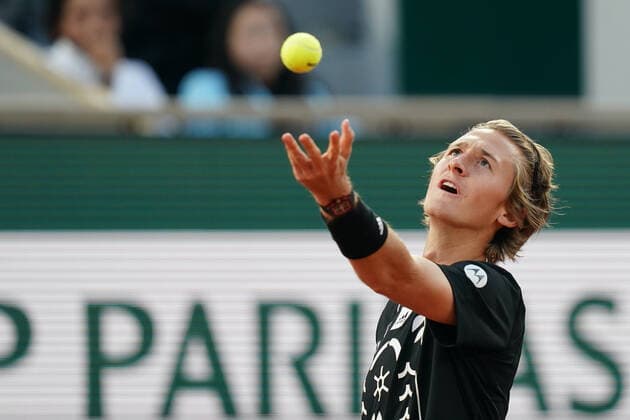 May 28, 2022, PARIS, France: SEBASTIAN CORDA of USA return the ball to CARLOS ALCARAZ of Spain during the Day 6 of the French Open 2022, Grand Slam tennis tournament at the Roland Garros Stadium - Paris France..Novak Djokovic won : 6:4 6:4 6:2 PARIS France - ZUMAp119 20220528_zaf_p119_077 Copyright: xPierrexSteveninx