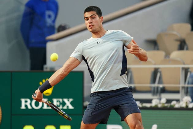 May 28, 2022, PARIS, France: CARLOS ALCARAZ of Spain return the ball to SEBASTIAN CORDA of USA during the Day 6 of the French Open 2022, Grand Slam tennis tournament at the Roland Garros Stadium - Paris France..Carlos Alcaraz won : 6:4 6:4 6:2 PARIS France - ZUMAp119 20220528_zaf_p119_087 Copyright: xPierrexSteveninx