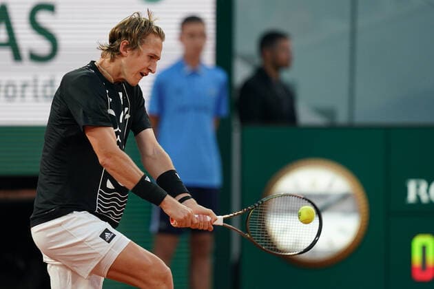 May 28, 2022, PARIS, France: SEBASTIAN CORDA of USA return the ball to CARLOS ALCARAZ of Spain during the Day 6 of the French Open 2022, Grand Slam tennis tournament at the Roland Garros Stadium - Paris France..Novak Djokovic won : 6:4 6:4 6:2 PARIS France - ZUMAp119 20220528_zaf_p119_089 Copyright: xPierrexSteveninx