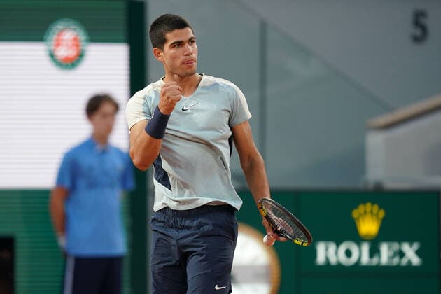May 28, 2022, PARIS, France: CARLOS ALCARAZ of Spain return the ball to SEBASTIAN CORDA of USA during the Day 6 of the French Open 2022, Grand Slam tennis tournament at the Roland Garros Stadium - Paris France..Carlos Alcaraz won : 6:4 6:4 6:2 PARIS France - ZUMAp119 20220528_zaf_p119_094 Copyright: xPierrexSteveninx